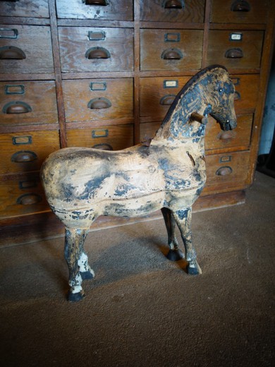 антикварная игрушечная лошадка из дерева