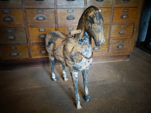 старинная игрушечная лошадка из дерева