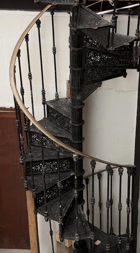 антикварная чугунная лестница