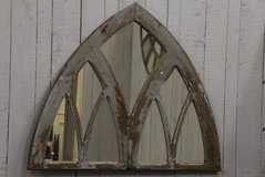 Антикварное зеркало в готическом стиле
