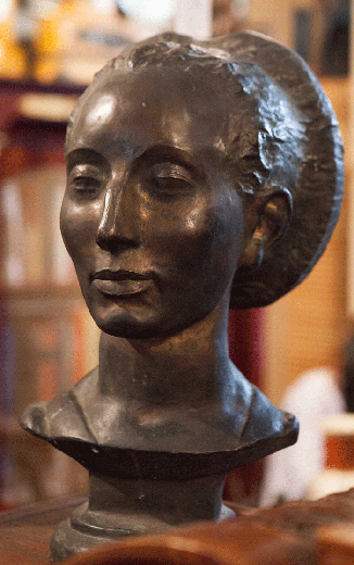 старинная скульптура девушка из бронзы