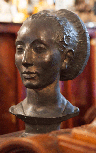 бронзовая скульптура в виде девушки