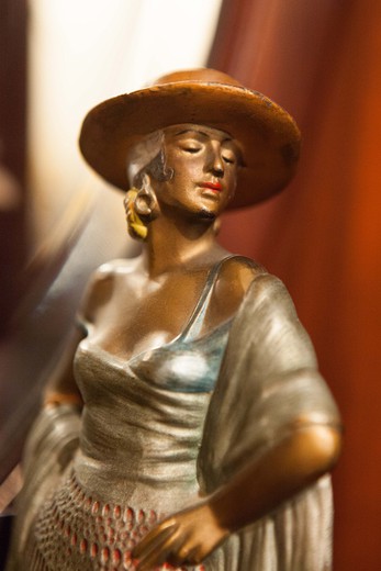 старинная скульптура танцовщица из бронзы и мрамора