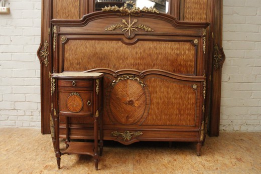 Мебель антиквариат  - спальный гарнитур из 3 предметов: шкаф, кровать, тумбочка. Франция, 19 век.