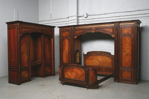 Спальный гарнитур Людовик XVI из 3 предметов 20 века (1940-е гг). Старинная мебель из Европы, Франция.