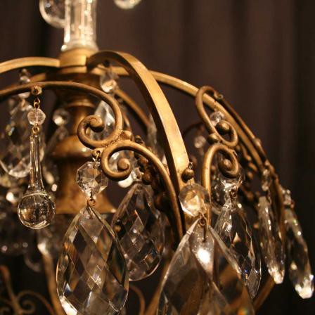 Очень красивая и аккуратная старинная потолочная люстра. Материал - золоченая бронза, подвески - прекрасного качества хрустальное стекло. Западная Европа, начало 20 века.