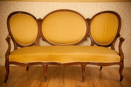 Антикварный диван с двумя креслами в стиле Луи Филипп. Предметы мебели выполнены из дерева (палисандр, розовое дерево). Скандинавия, 19 век (1890-е гг).