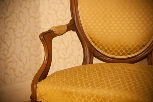 Антикварный диван с двумя креслами