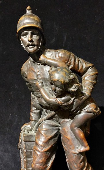 Антикварная скульптура "Пожарный"