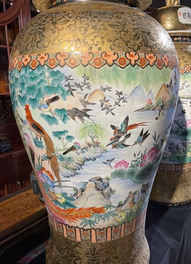 Антикварные парные вазы «Цветы и птицы»
