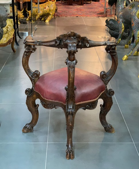 Угловое антикварное кресло