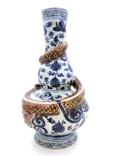 Фарфоровая ваза с драконом,
Китай