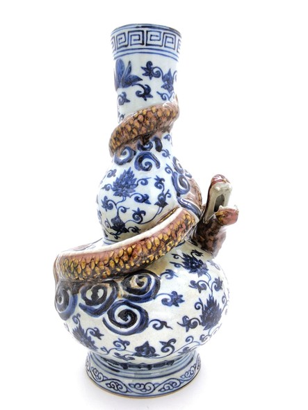 Фарфоровая ваза с драконом,
Китай
