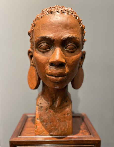 Скульптура «Представительница племени Сурма»
