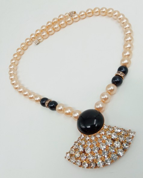 Vintage necklace with pearls