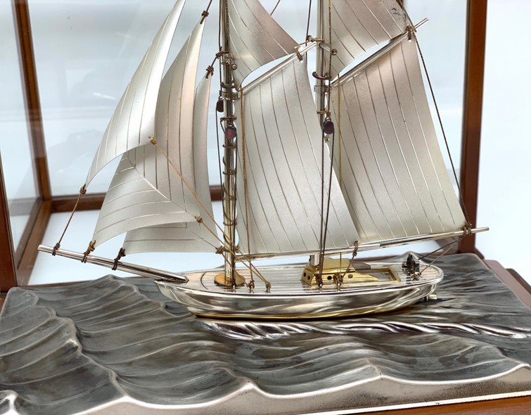 Винтажная модель
парусной яхты