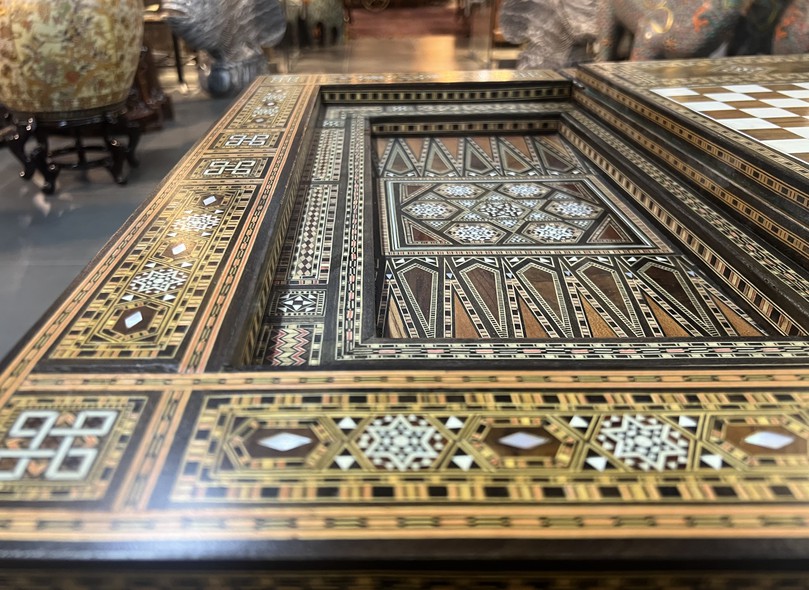 Винтажный игровой столик 
с мозаикой