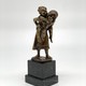 Антикварная скульптура «Дети, бегущие от грозы»