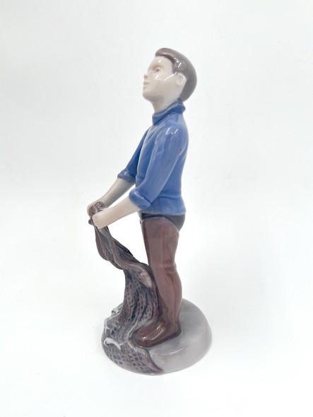 Винтажная скульптура "Мальчик с сетью", 
Дания