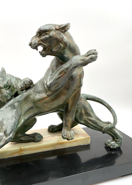 Antique sculpture
"Lionesses", art deco