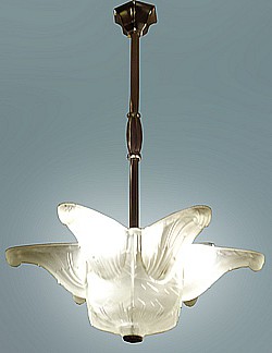 This is a really splendid antique Art-Deco masterpiece. This chandelier is in its best condition. There are 6 point lights.  France, 1930s. 
Purchase is possible to make in Moscow