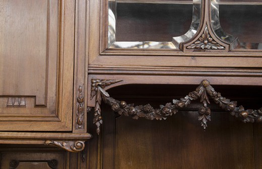 Мебель антик - шкаф-буфет Людовик XVI. Выполнен из дерева (орех) в стиле рококо. Конец 19 века. Магазин салон в Москве