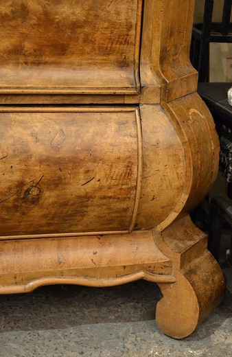 антикварная галерея мебели предметов декора и интерьера в стиле Людовика XV из ореха с золоченой бронзой в Москве