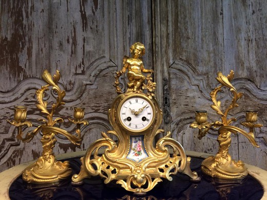 антикварные каминные часы и парные канделябры в стиле Людовика XV из золоченой бронзы купить в Москве