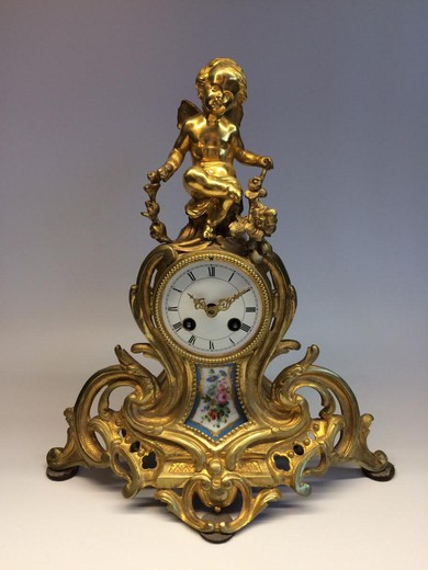 старинные каминные часы и парные канделябры в стиле Людовика XV из золоченой бронзы купить в Москве