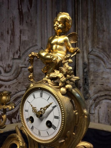 винтажные каминные часы и парные канделябры в стиле Людовика XV из золоченой бронзы купить в Москве
