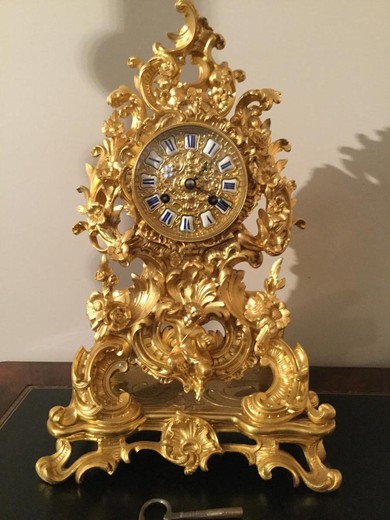 антикварные настольные часы в стиле Людовика XV из золоченой бронзы Рококо купить в Москве