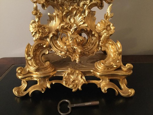 антикварная галерея часов предметов декора и интерьера в стиле Людовика XV Рококо из золоченой бронзы в Москве