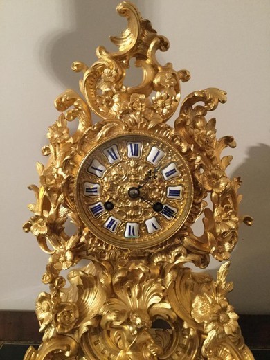 старинные настольные часы в стиле Людовика XV из золоченой бронзы Рококо купить в Москве