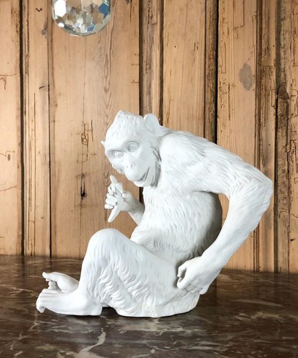 старинная скульптура обезьянка с бананом из бисквитного фарфора купить в Москве