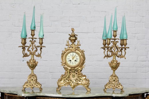антикварные каминные часы и парные канделябры из золоченой бронзы в стиле Людовика XV купить в Москве