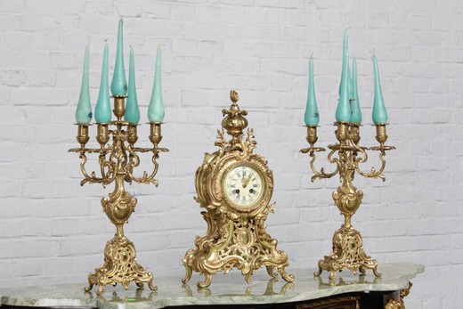 старинные каминные часы и парные канделябры из золоченой бронзы в стиле Людовика XV купить в Москве