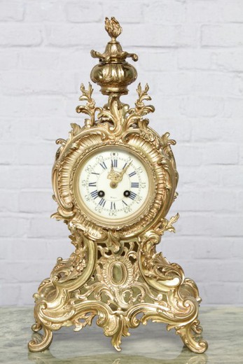 винтажные каминные часы и парные канделябры из золоченой бронзы в стиле Людовика XV купить в Москве