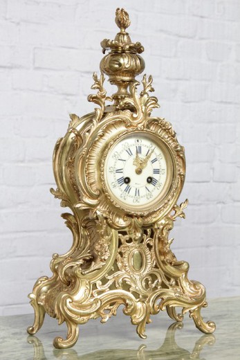антикварная галерея часов предметов декора и интерьера в стиле Людовика XV из золоченой бронзы в Москве