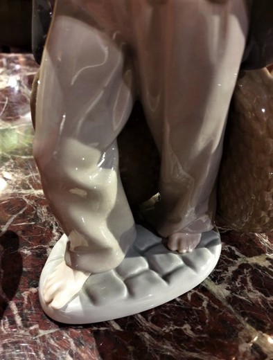 Скульптура «Юнга с корзинами»