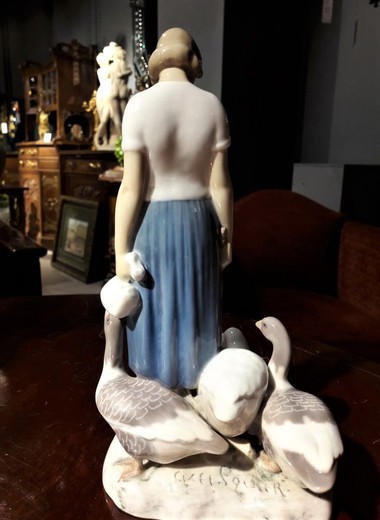 Скульптура «Девушка и гуси»