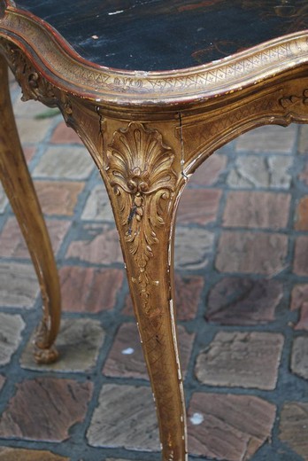 Антикварный столик в стиле шинуазри