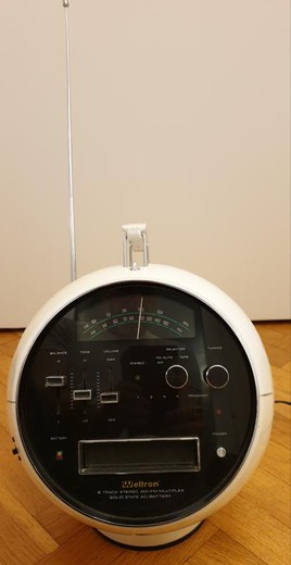 Antique weltron 2001 radio