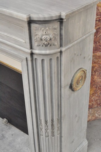 Антикварный каминный портал в стиле Людовика XVI