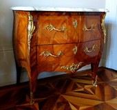 Antique chest of drawers