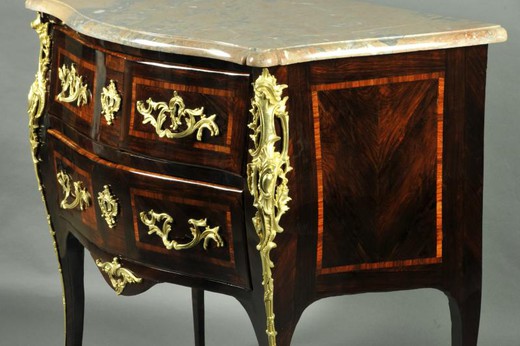 Elegant chest of drawers