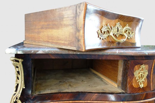 Rare elegant chest of drawers