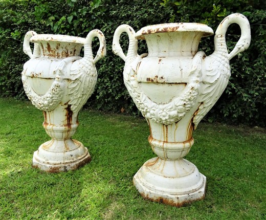 A pair of original flowerpots