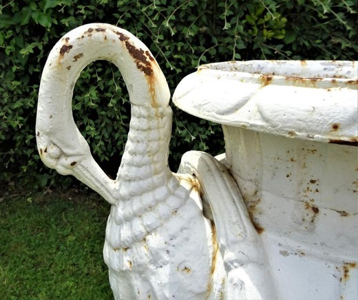 A pair of original flowerpots