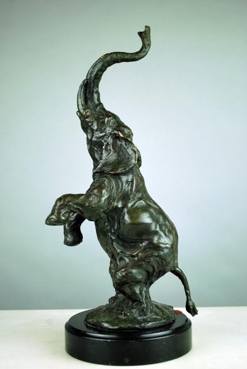 Антикварная скульптура "Слон"
