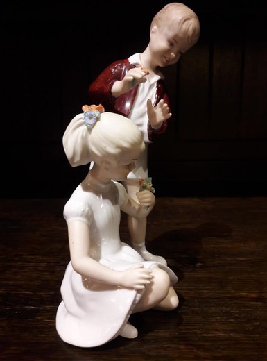 Sculpture "Young couple"